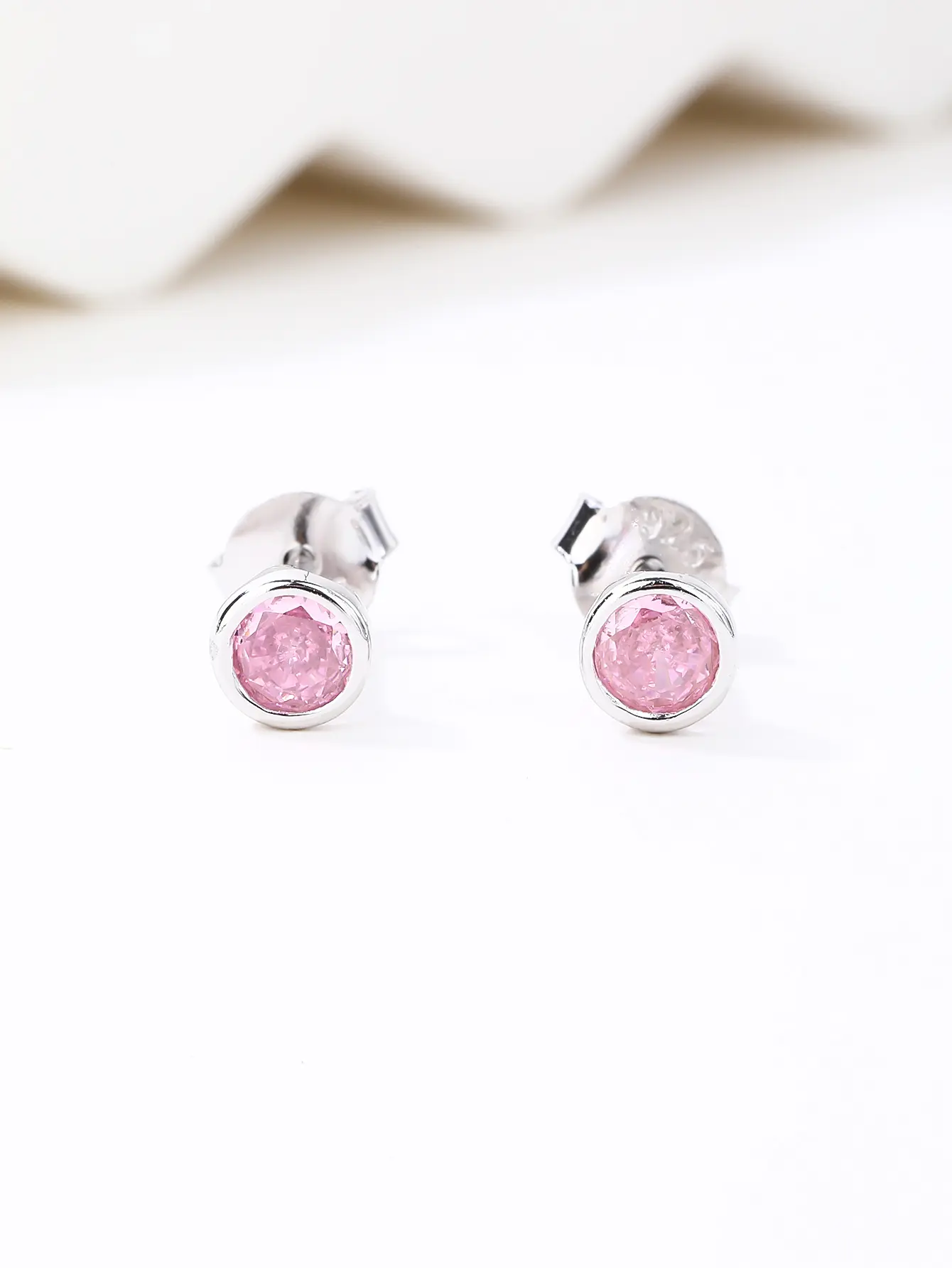 Ezüst buton foglalatos stekkeres fülbevaló rózsaszín cirkónia kővel