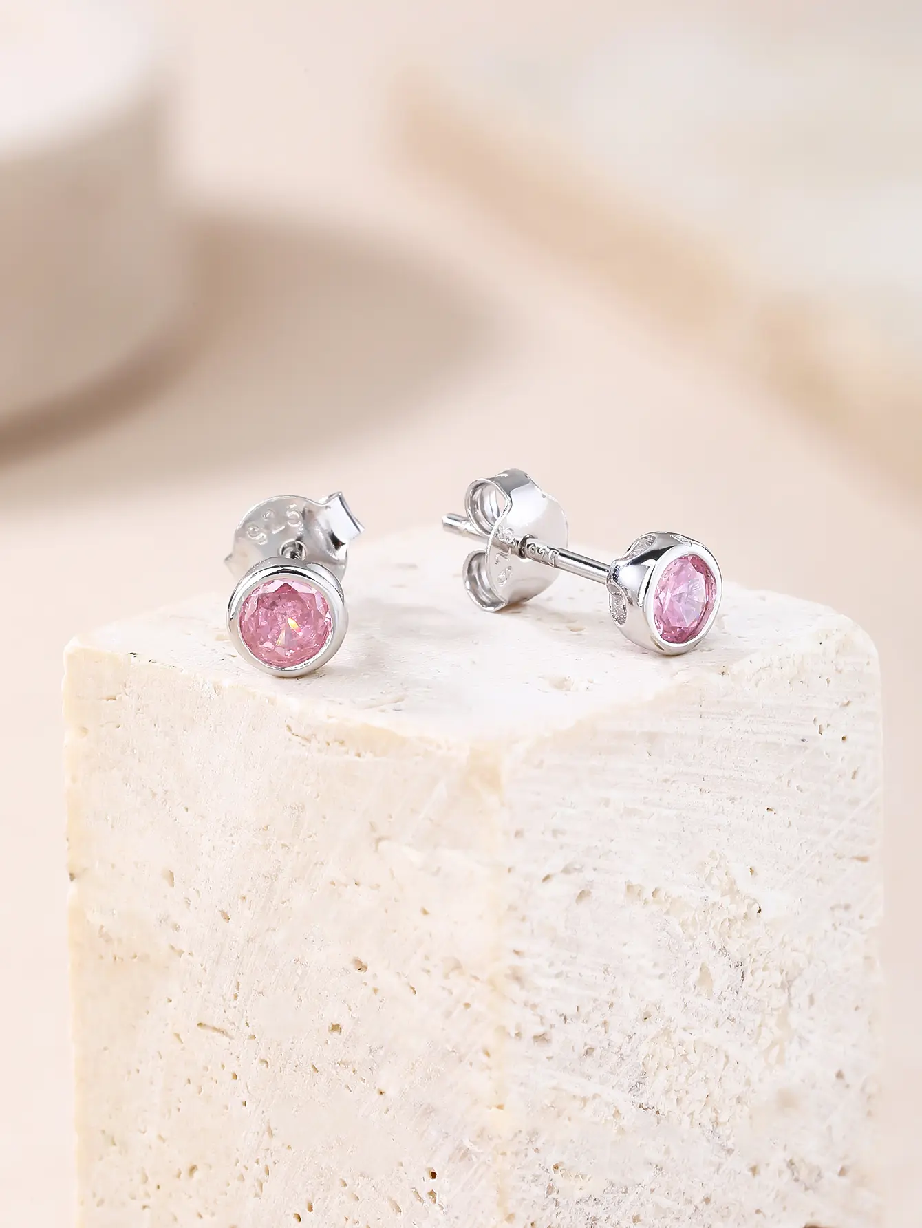 Ezüst buton foglalatos stekkeres fülbevaló rózsaszín cirkónia kővel_4
