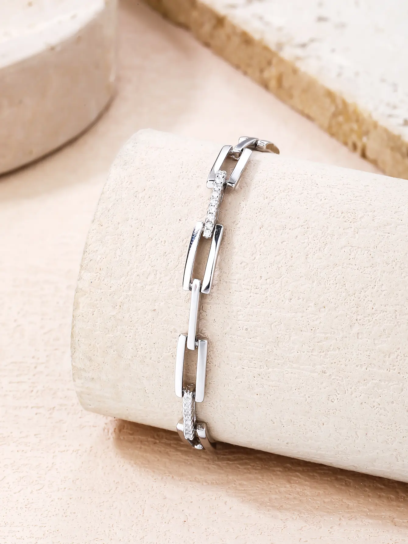 Ezüst karkötő téglalap láncszemekkel és cirkónia kövekkel (17+4 cm)_2
