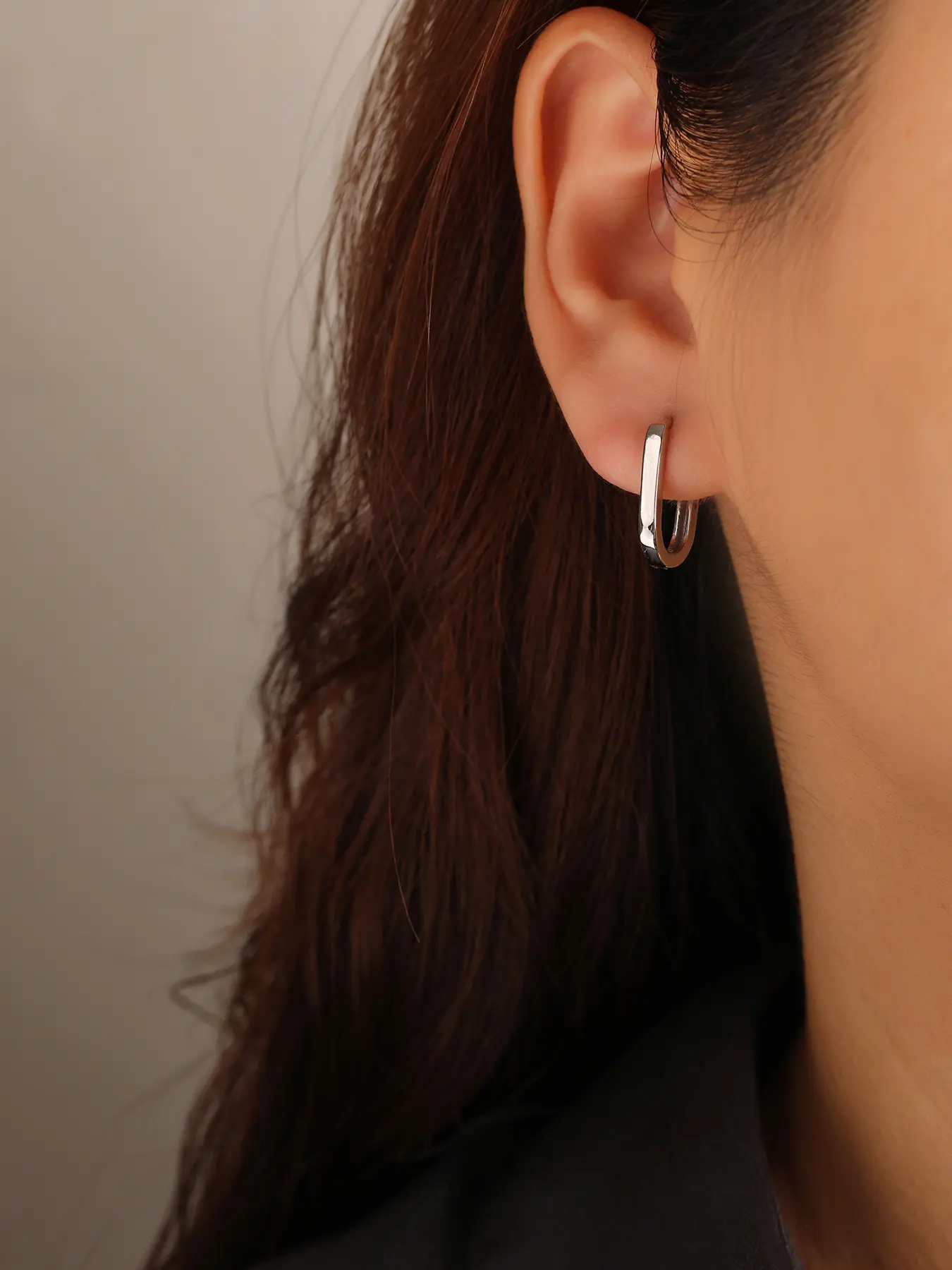 U alakú ezüst fülbevaló – elegancia modern formában