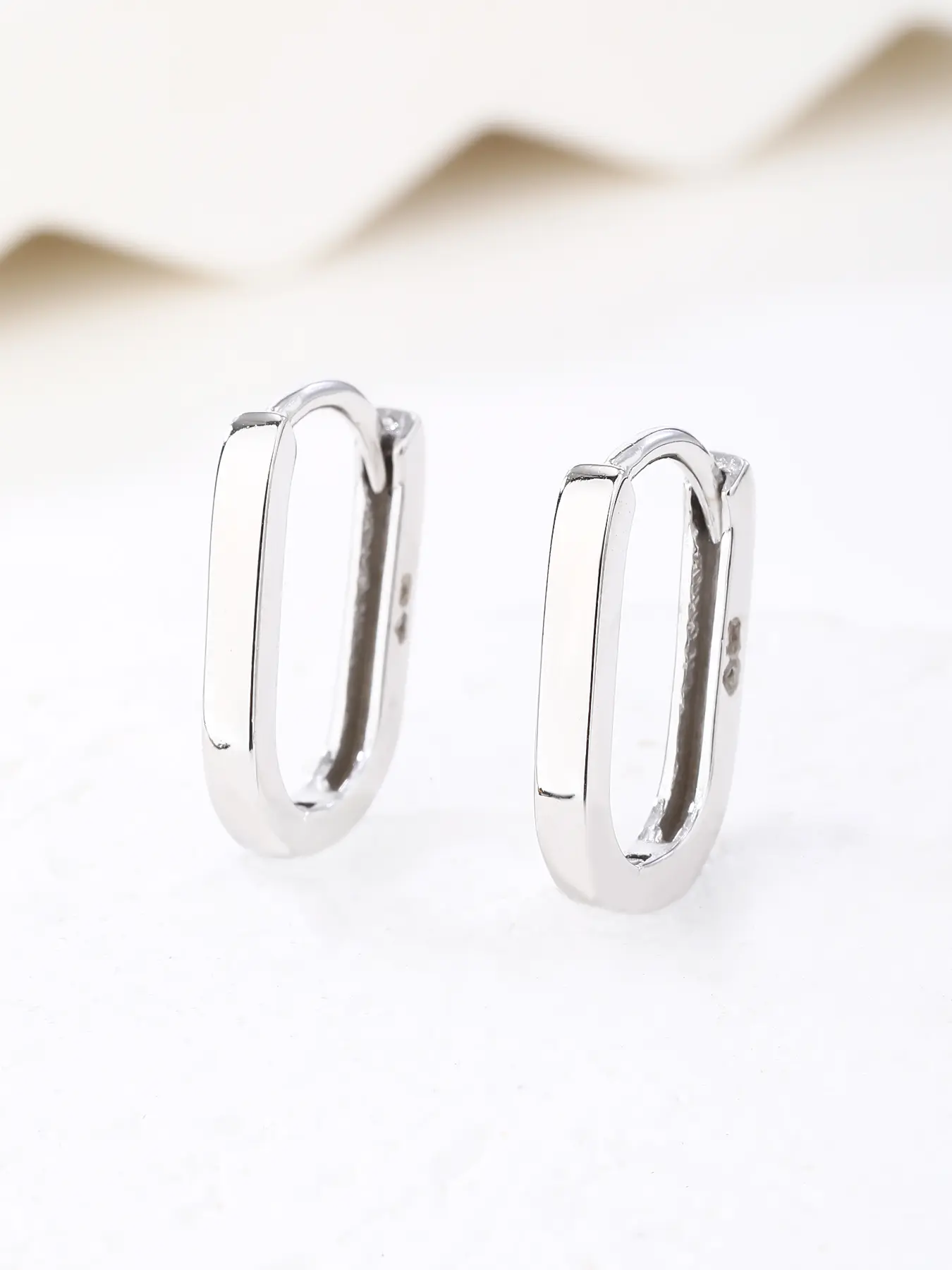 U alakú ezüst fülbevaló – elegancia modern formában_3