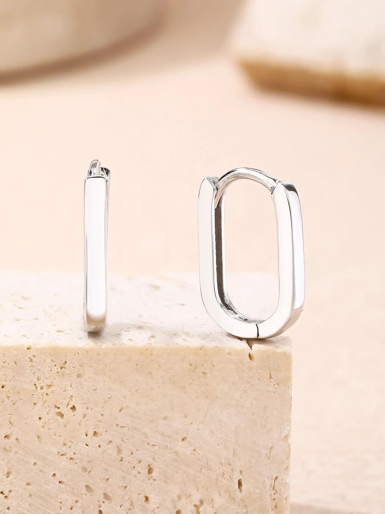 U alakú ezüst fülbevaló – elegancia modern formában_4